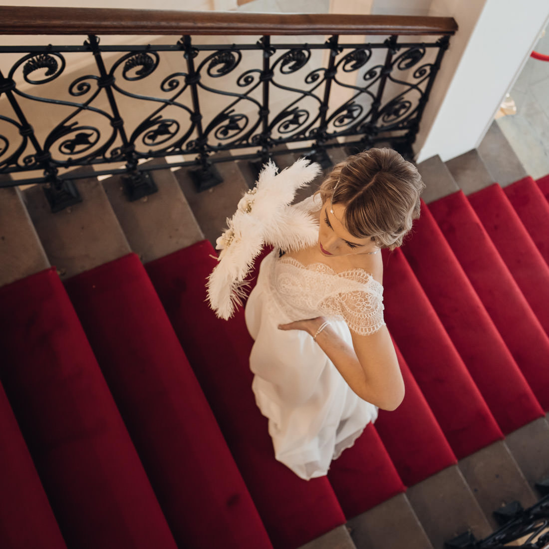 tapis rouge dans l'escalier mariage gatsby